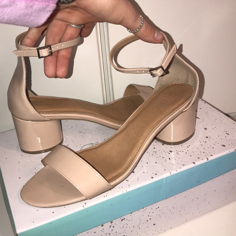 nude heels. good condition!!